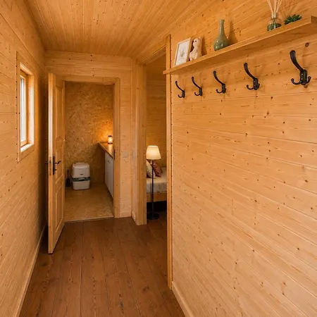 View Glamping Pod Radyní Bez Tekoucí Vody S Omezenou Elektřinou Spálené Poříčí
